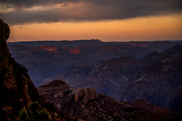 Sierra tarahumara en el atardecer, Barrancas del cobre en Chihuahua, turismo de aventura en México
