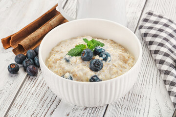 Oats porridge with blueberry