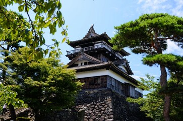 青空の丸岡城 天守閣