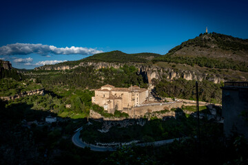 Vista de la ciudad medieval de Cuenca, situada en los acantilados en España.
