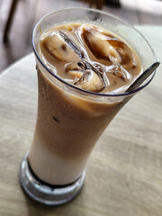 Iced palm sugar milk coffee, one of the menus at the cafe with a nature theme, has a sweet and fresh taste.