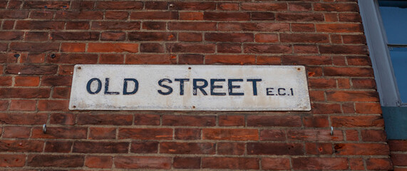 Obraz premium Old Street Sign on Brick Wall in London