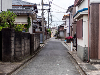 Fototapeta premium 住宅密集地の狭い道路