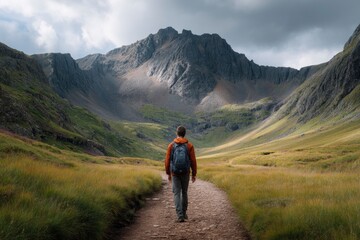Obraz premium Solitary Hiker on Scenic Mountain Trail: A Serene Landscape