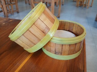 A circular bowl made of yellow bamboo is usually used to serve food to make it look more attractive.