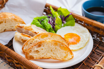 手作りパンでピクニックのランチ