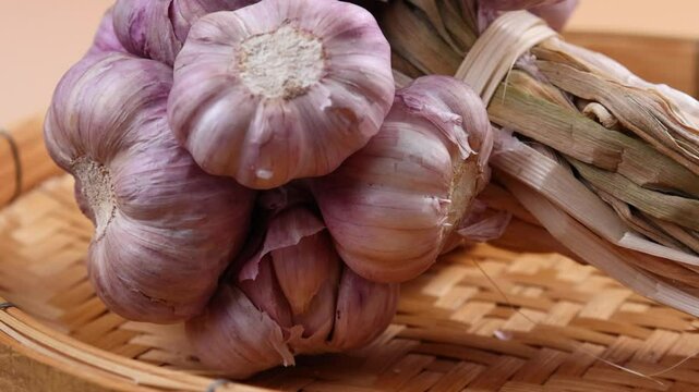 Dried garlic in a basket	