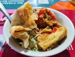 Rib meatball food is served in white bowls, equipped with various toppings, looks delicious and delicious, at roadside stalls.	