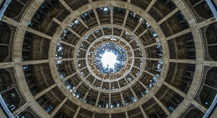 Obraz premium Awe-Inspiring Spiral Architecture A Stunning View from Within a Circular Structure
