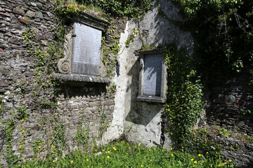 Vieux cimetière de Cobh en Irlande avec tombes anciennes en pierre et croix celtiques