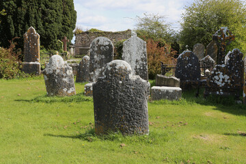 Vieux cimetière de Cobh en Irlande avec tombes anciennes en pierre et croix celtiques