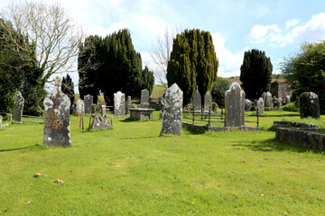 Vieux cimetière de Cobh en Irlande avec tombes anciennes en pierre et croix celtiques