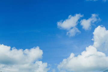 Fototapeta premium The sky is clear with white clouds, the atmosphere is good, the view is beautiful during the day.