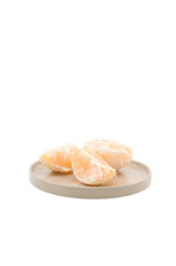 piattino in ceramica con spicchi di mandarino o clementina sbucciati, sfondo bianco o trasparente