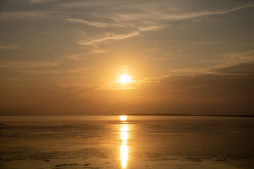 美しい湖の静かな夕焼
