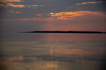 湖に沈む綺麗な夕陽
