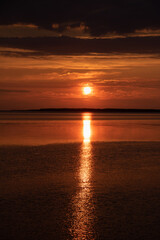 湖に反射する夕日　サロマ湖