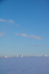 夕暮れの雪原と雪山
