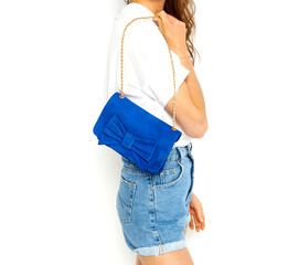 Sac à main en nubuck bleu sur l'épaule