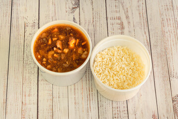 Puffed rice served with sauteed vegetables, shrimp, and sauce. A flavorful dish with a crunchy touch.