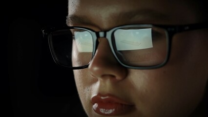 Obraz premium Analyzing Data Reflections in Glasses for Insightful Visualization