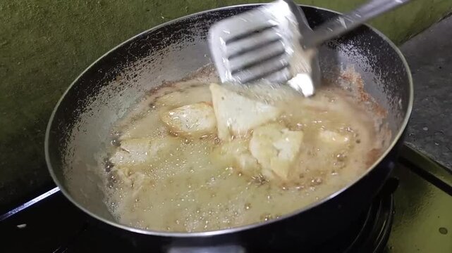 Frying tofu or tahu