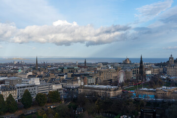 Naklejka premium Cityscape with Ferris Wheel and Ocean View