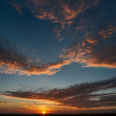 Obraz premium A beautiful sunset featuring many clouds scattered across the sky