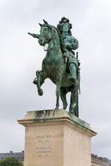 Fototapeta premium Statue of a Historic Figure on Horseback