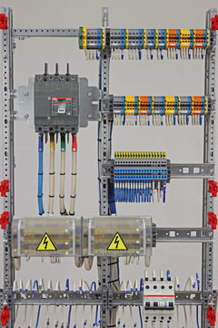 A fragment of an ABB electrical panel with an ABB Tmax input circuit breaker and step connectors from TE. 