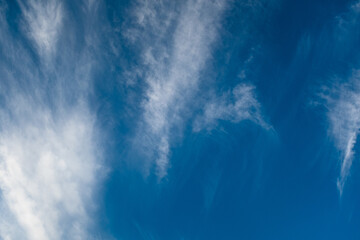 Fototapeta premium Dramatic High-Altitude Cirrus Clouds in Deep Blue Sky – Atmospheric Weather Background with Wispy White Cloud Patterns for Nature, Climate, and Sky Texture Visuals