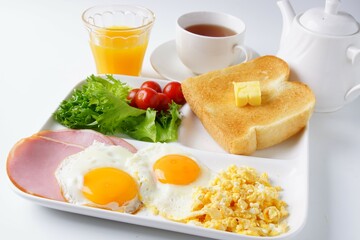 トーストと目玉焼き朝食