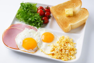 トーストと目玉焼き朝食