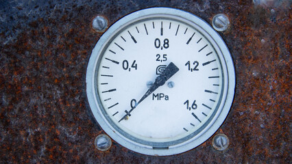 analog pressure gauge with white dial displaying pressure