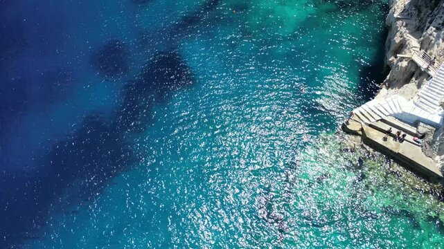 Niebieskie jaskinie - Zakintos - Grecja - niesamowite jaskinie w kt&oacute;rych woda ma piękny niebieski kolor nagrane dronem