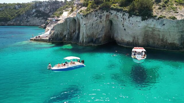 Niebieskie jaskinie - Zakintos - Grecja - niesamowite jaskinie w kt&oacute;rych woda ma piękny niebieski kolor nagrane dronem