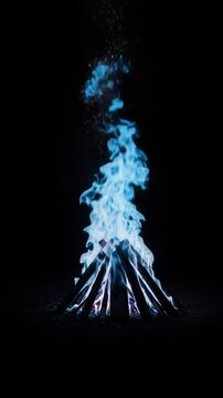 Chama azul na fogueira &ndash; V&iacute;deo vertical com fundo preto
