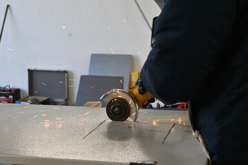 Lavorazione con flessibile, taglio lamiera con disco circolare, scintille ferro, lavori industriali e fai da te