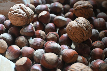 Texture noci marroni su cesto in legno, frutta essiccata