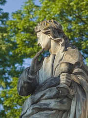 Barokowa rzeźba apostoła przed kościołem Świętych Apostoł&oacute;w Piotra i Pawła w Krakowie