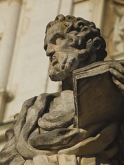 Barokowa rzeźba apostoła przed kościołem Świętych Apostoł&oacute;w Piotra i Pawła w Krakowie