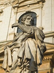 Barokowa rzeźba apostoła przed kościołem Świętych Apostoł&oacute;w Piotra i Pawła w Krakowie