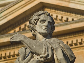 Barokowa rzeźba apostoła przed kościołem Świętych Apostołów Piotra i Pawła w Krakowie © Andrzej