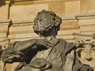 Barokowa rzeźba apostoła przed kościołem Świętych Apostoł&oacute;w Piotra i Pawła w Krakowie