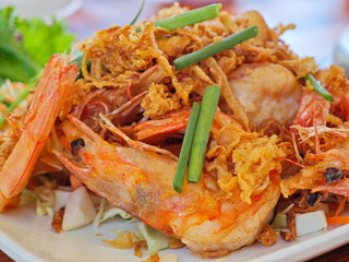 Fried shrimp with tamarind sauce