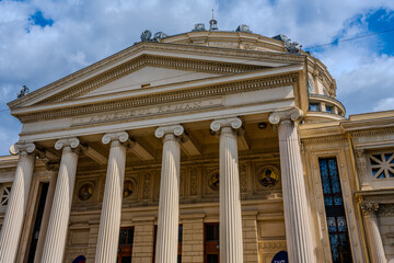 Obraz premium Neoclassical Facade of the Romanian Athenaeum in Bucharest, Romania Featuring Ornate Columns and Decorative Details