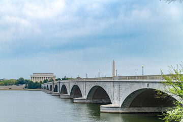 Obraz premium View of the George Washington Monument from the Potomac River Bridge.