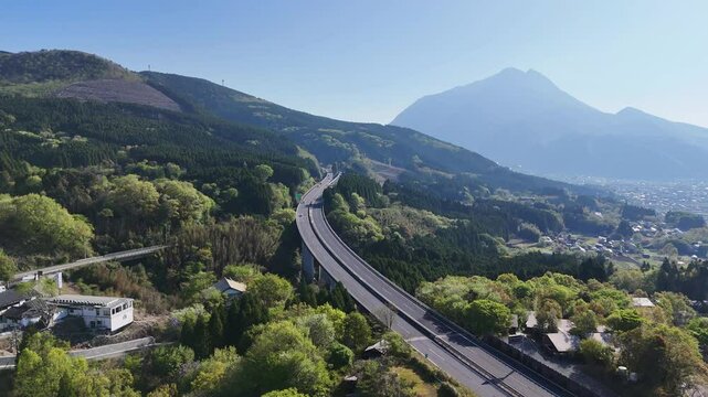 大分県由布市にある、湯布院の町と由布岳を撮影しました。