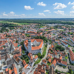 Obraz premium Die sehenswerte Dillingen im schwäbischen Donautal an einem sonnigen Sommertag von oben