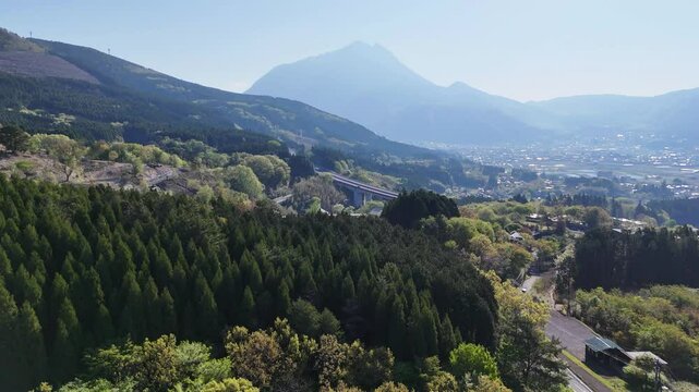 大分県由布市にある、湯布院の町と由布岳を撮影しました。